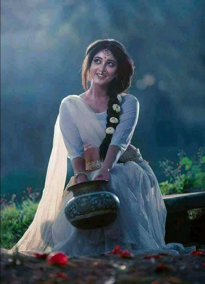 चंद ख़ामोश ख्याल और तेरी बातें,
ख़ुद से गुफ़्तगू में गुज़र जाती है रातें...