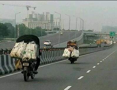 Two moving bakery shops on wheels at NH 48 between Delhi and Gurugram !