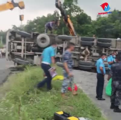 गैंडा कोट कों दुम्सी जंगल मां ट्रक र स्कुटर दुर्घटना मां परि दुबै चालकों मृत्यु भएको छ