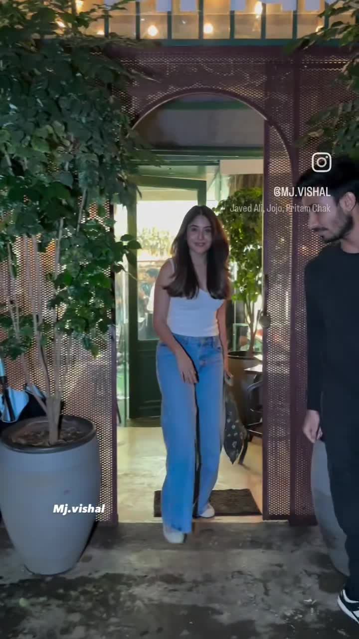 Beautiful #KritikaKamra 🔥🔥