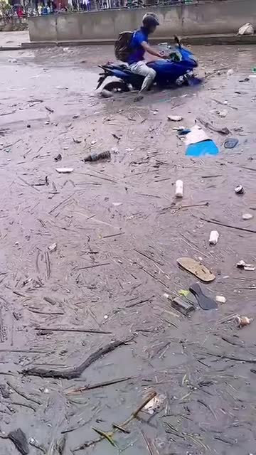 पानी झरिका कारण नेपाल को संघिय राजधानी काठमाडौं राजधानीमा सडक अस्ताव्यासत भएको छ