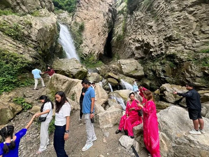 आँबुखैरेनी को ऐना पहरा पर्यटन को गन्तव्य भएको छ।