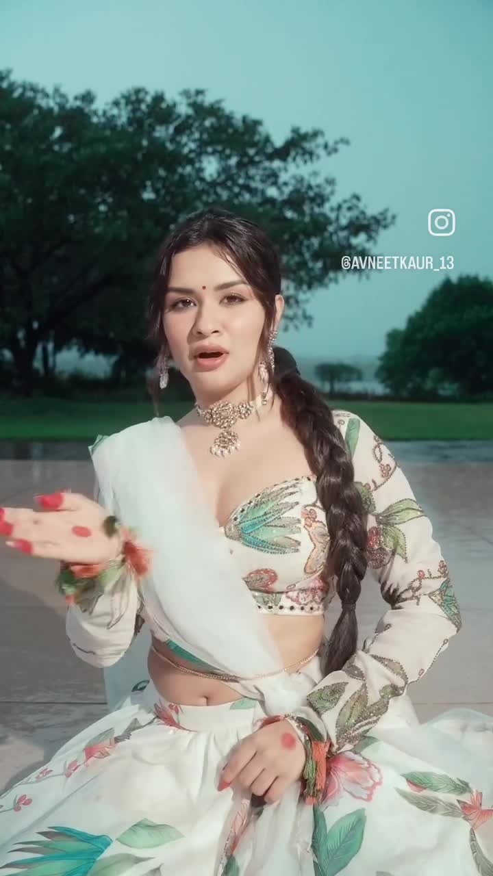 #AvneetKaur looks pretty in a traditional outfit.🤍