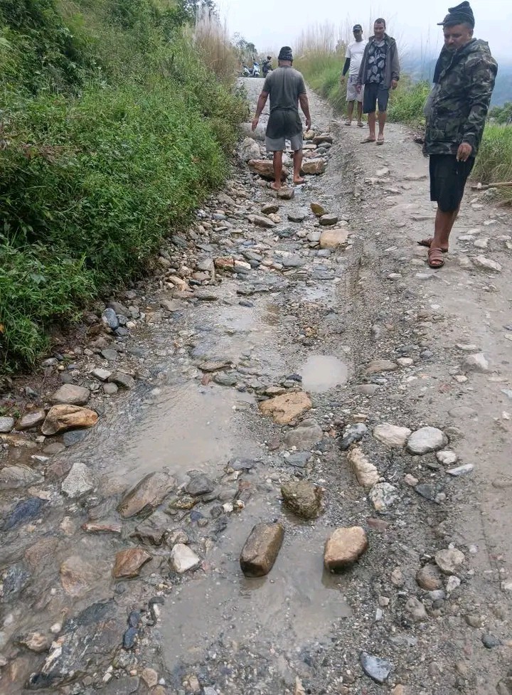 आजको श्रमदान सालडाडा मोटर मार्ग अन्तर्गत पर्ने जारकाटे खोला नीर श्रमदान बाट बाटो मर्मत गर्दै हा