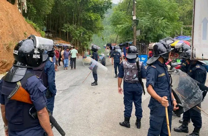 एक युवा को टाउको हात मा लिएर दुई युवा पुगे प्रहरी मा