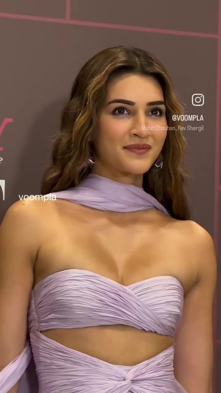 Stunning #Kriti 💜