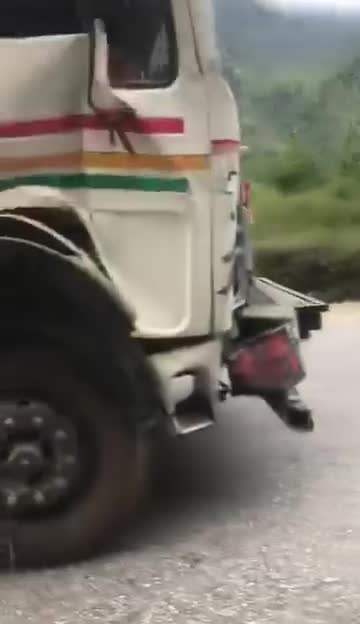 गाईघाट मा भर्खर 7 वटा गाड़ी एक साथ ठोकिए को छः ड्राइवर च्यापिए को छ स्थानीय सबै मिलेर उधार कार्य भई