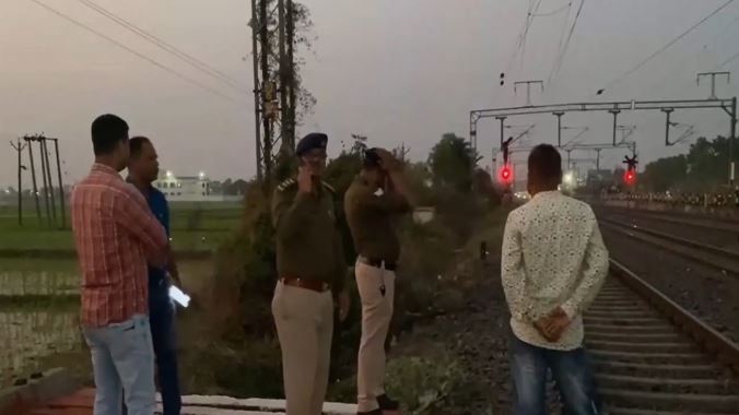 Bomb Scare on Tracks: SHOT: Possible bomb located close to the Sainthia Station! Train services suspended in West Bengal!