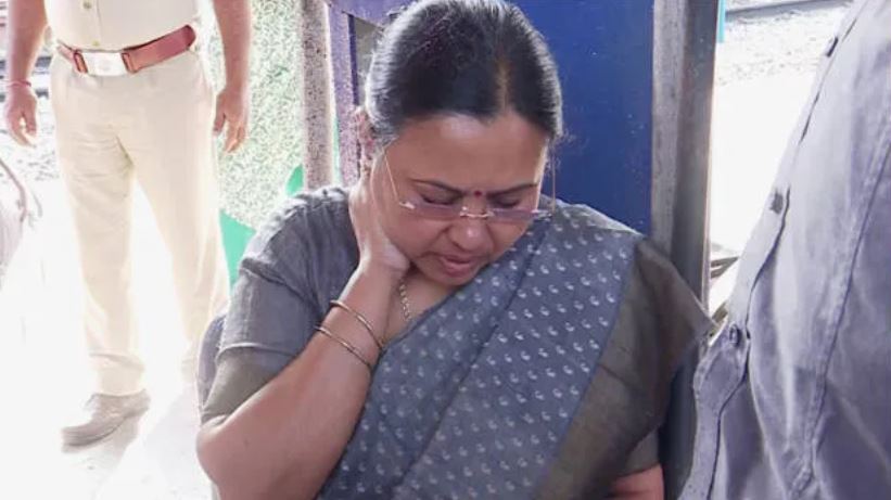 केरल की हेल्थ मिनिस्टर वीना जॉर्ज कन्नूर स्टेशन पर KSU प्रोटेस्ट के दौरान हुई मारपीट में घायल! कन्नूर स्टेशन पर KSU प्रोटेस्ट: केरल की हेल्थ मिनिस्टर वीना जॉर्ज हाथापाई में घायल!