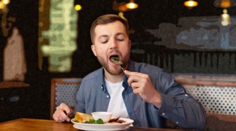 These are the reasons that make eating an early dinner one of the easiest habits in the quest to live a longer and healthier life.