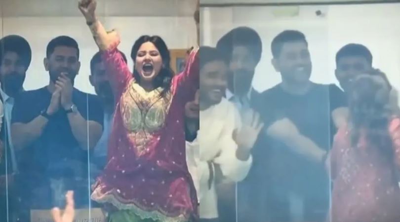 IND vs ENG सेमी-फ़ाइनल के दौरान साक्षी के वाइल्ड सेलिब्रेशन फेल होने पर MS धोनी का एपिक "बैठ जाओ" मेगा वायरल हुआ – आप हँसना बंद नहीं कर पाएँगे!