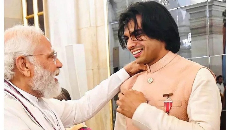 CWG में सिल्वर मेडल जीतने के बाद PM मोदी ने नीरज चोपड़ा की दिल से तारीफ़ की: 'उनकी कामयाबी हर भारतीय को गर्व महसूस कराती है'!