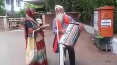 संगीतकार केशव लाल हारमोनियम बजाकर भीख मांगते पाया गये !