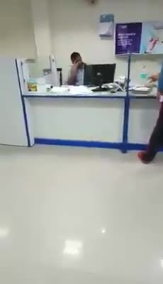 ये S.B.I बैंक के मैनेजर है जो बैंक में एक अकाउंट खुलवाने के लिए कैसे गुमराह और बत्तमीजी करते है