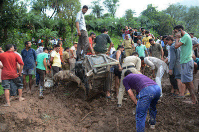 Monster landslide in Himachal buries vehicles