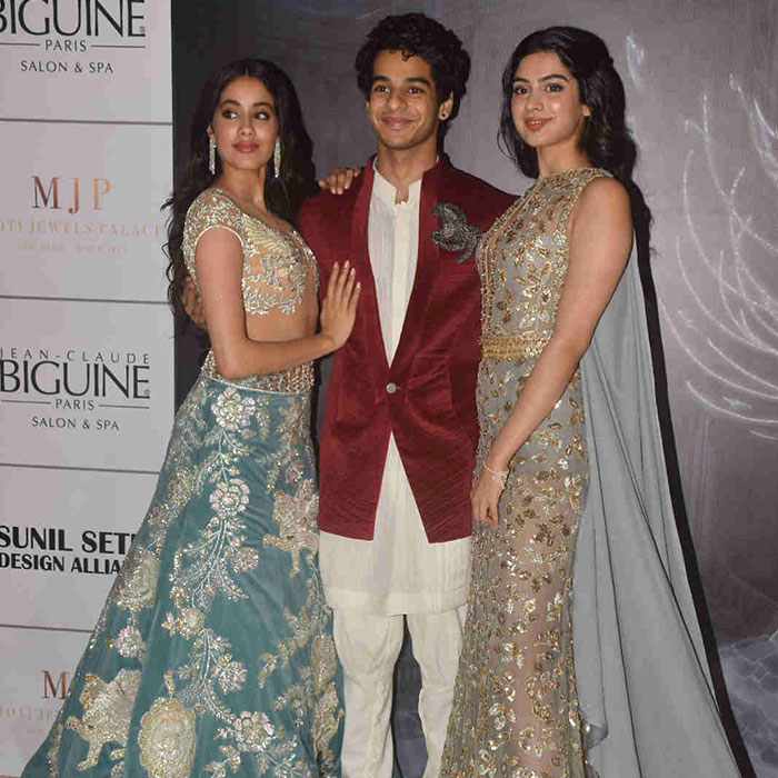 फैशन शो की स्पॉटलाइट बनी श्रीदेवी की बेटियाँ तो दूसरी तरफ ग्लैमरस लुक में नज़र आई सैफ अली खान की बेटी