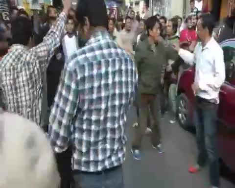 बुरी तरह पिटे ओर बेइज्जती हुई झारखंड के भाजपाई मुख्यमंत्री रघुवर दास की , करीब 500 जूते-चप्पल सीएम पर फेके गए , सीएम मैदान से दौड़कर भागे .....
भारत का कोई भी बिकाऊ चैनल,कोई मीडिया चैनल नहीं द