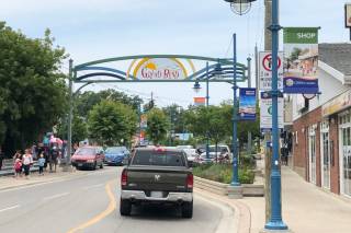 crowds flock to Grand Bend’s beaches, gardens and sunsets ( CANADA )