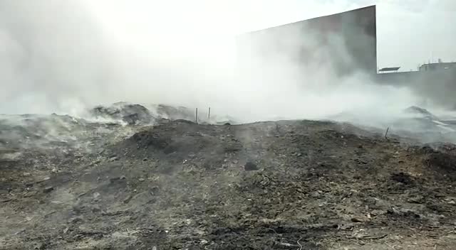 फरीदाबाद में देर रात तेज आंधी में लगी आग  पर 12 घंटो के बाद भी पूरी तरह नहीं पाया गया काबू ,अभी तक लगभग 50 से जादा फायरब्रिगेड आग पर काबू पाने का कर चुकी है प्रयास। 