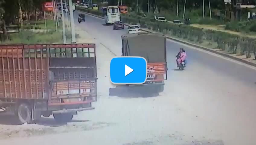 तेजरफ्तार फॉरच्युनर बेकाबू होकर डिवाइडर से उछल कर एसयूवी पर गिरी... लाइव वीडियो..